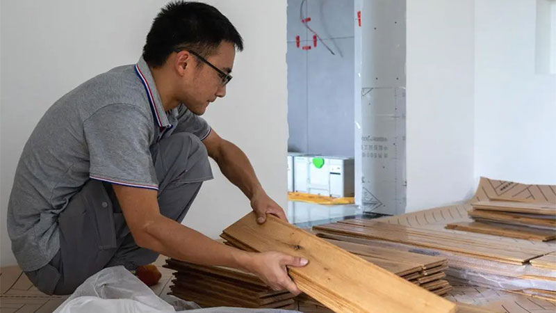 地板安裝“盯現(xiàn)場”認準(zhǔn)這幾條標(biāo)準(zhǔn),你家地板壽命高十幾年